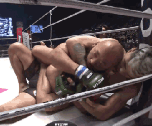 ‘Ninja béo’ tung đòn 'trăn siết cổ' cực hiểm khiến đối thủ bất tỉnh trên sàn đấu