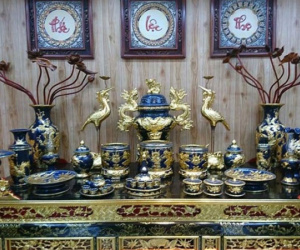 Ban thờ gia tiên đặt 1, 2, 3, 4 hay 5 bát hương mới chuẩn? Chuyên gia phong thủy phân tích ý nghĩa