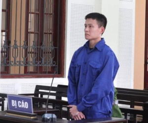 Phó giám đốc cầm dao xông vào cướp ngân hàng lĩnh 4 năm tù
