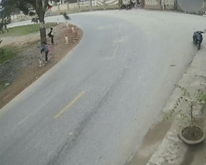 2 học sinh ở Nghệ An may mắn thoát chết trước bánh xe tải