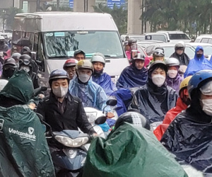 Mưa tầm tã từ sáng sớm, người Hà Nội chật vật 'vượt' ùn tắc đến công sở