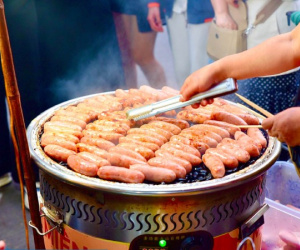 Lạp xưởng nướng đá hút khách xếp hàng, quán vỉa hè ngày bán vèo vèo 2.000 chiếc