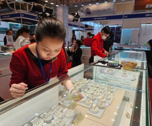 Nhiều người chờ vàng SJC giảm giá để mua vào