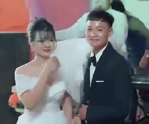Cô dâu - chú rể và nụ hôn đầy 'giông bão' khiến dân tình đồng cảm