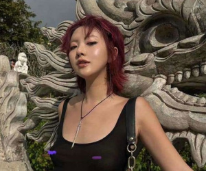 Đến chùa Linh Ứng, gái xinh Hàn Quốc mặc xuyên thấu gây phẫn nộ