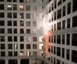 Thót tim xem clip nhóm người đốt pháo hoa tại chung cư cao tầng ở Hà Nội