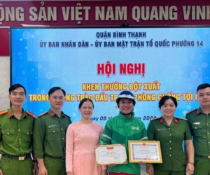 Tài xế xe ôm công nghệ nghi có ma túy trong gói hàng, liền giao cho công an