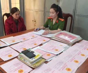 Cho vay lãi nặng, bắt gán nợ bằng 'cả cân' sổ đỏ