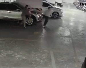 Kinh hoàng xe con đang lên dốc bỗng lùi thẳng vào người phụ nữ dưới hầm chung cư Hà Nội