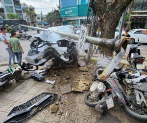 Cụ ông 80 tuổi điều khiển xế hộp tông gãy cột đèn, 'hạ gục' hàng loạt xe máy, ô tô giữa trung tâm thành phố Huế