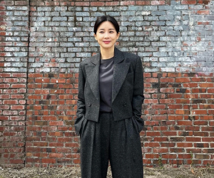 Phong cách thời trang đơn giản, trẻ trung của Lee Bo Young ở tuổi 45