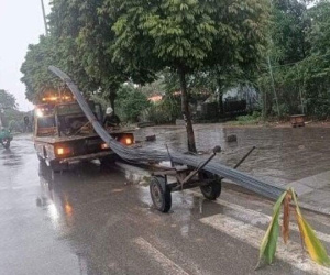 Va chạm với xe tự chế chở bó sắt dài cả chục mét, nam thanh niên tử vong thương tâm