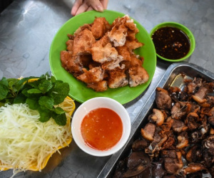 Quán bánh áp chao, vịt rán vỉa hè khách đông tấp nập, bán 2 giờ đã hết sạch hàng
