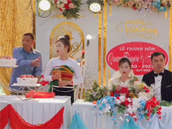 'Cười ngất' với cảnh khách dự đám cưới lên giành mic của MC vì đầu bếp 'không có tâm'