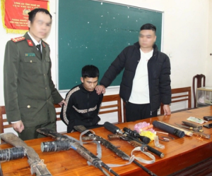 Khám xét nhà 'trùm' ma túy trẻ tuổi, thu giữ cả 'kho' vũ khí