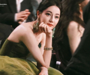 Địch Lệ Nhiệt Ba gây xôn xao tại Đêm hội Weibo 2023: Đi muộn về sớm, bị bắt gặp khoảnh khắc ngủ gật