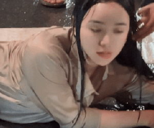 Fan xót xa khi xem hậu trường cảnh Quỳnh Kool tai nạn ở Chúng ta của 8 năm sau