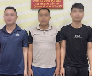 Cho vay lãi suất cắt cổ rồi rải tờ rơi, ném trứng thối đòi nợ