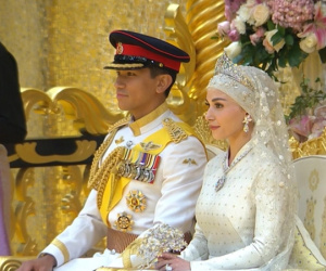 Loạt ảnh đám cưới Hoàng tử Brunei: Cặp đôi hoàng gia trao ánh mắt ngọt ngào trước sự chứng kiến của hàng nghìn người dân
