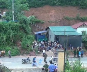 Cổng nhà bất ngờ bị sập, bé gái 7 tuổi đang chơi đùa tử vong
