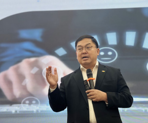 Từ chuyện nhà máy VinFast dùng robot nhiều hơn người, ông Hoàng Nam Tiến chỉ ra viễn cảnh đáng sợ: 1/2 số giáo viên, bác sĩ, kiểm toán... sẽ mất việc