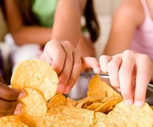 Ăn bim bim và mỳ cay, 2 cháu bé bị co giật