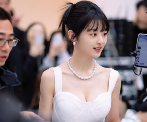 Không chỉ sở hữu khung cơ thể hoàn hảo, mỹ nhân xứ Trung còn có vòng 1 tự nhiên hút mọi ánh nhìn