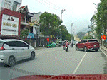 Xế hộp chậm rãi quay đầu trên phố, tưởng an toàn nhưng dân mạng phát hiện ra một lỗi cơ bản của tài xế