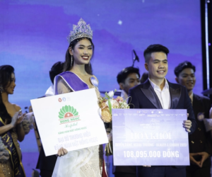 Nhan sắc đời thường '10 điểm không có nhưng' của tân Hoa khôi Ngoại thương 1m79 vừa đăng quang