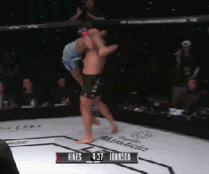 Võ sĩ Mỹ tung đòn 'bẻ càng' cực hiểm, thắng knock-out ấn tượng