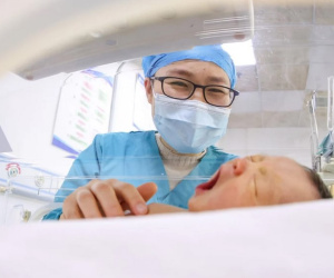 Dân số Trung Quốc giảm năm thứ hai liên tiếp, tỷ lệ sinh xuống thấp kỷ lục