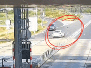 Xử phạt tài xế ‘thiếu’ tiền qua trạm thu phí, đi ngược chiều đường dẫn cao tốc