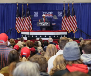 Ông Donald Trump khởi đầu thuận lợi