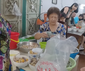 Cũng đi review quán phở Hà Nội và bị chủ quán 'cằn nhằn' nhưng YouTuber này có trải nghiệm khác hẳn