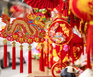 Phố Hàng Mã rực sắc đỏ, báo hiệu Tết đã cận kề