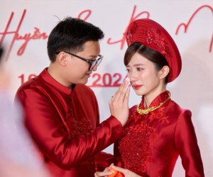 Ngọc Huyền 'Thương Ngày Nắng Về' được chồng lau nước mắt trong lễ ăn hỏi, vóc dáng chú rể là 'bản sao' Chí Trung