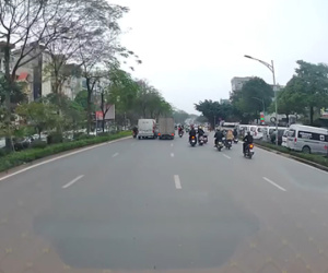 Hai ô tô rượt đuổi, chèn ép nhau trên phố Hà Nội, người đi đường ghi lại 30 giây quan trọng
