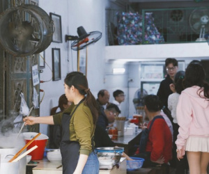 Hàng phở gà Lâm đang hot rần rần trên MXH: Tồn tại hơn 50 năm, ấn tượng đặc biệt bởi thịt gà và bánh phở