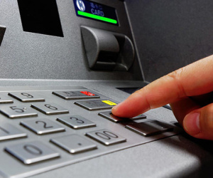 Năm hết Tết đến, rút tiền tại cây ATM bị nuốt thẻ phải làm sao để lấy lại nhanh nhất?