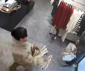 Ngán ngẩm với hành vi của hai nữ khách hàng vào mua quần áo