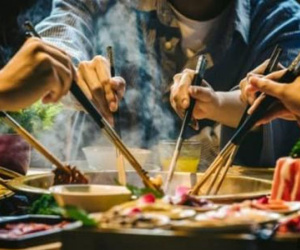 Làm thế nào để khử mùi lẩu ám trên quần áo sau khi ăn?