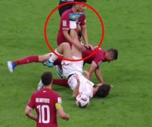 Cận cảnh thẻ đỏ đầu tiên tại Asian Cup: Cầu thủ xoay người trả đũa, đạp thẳng mặt đối thủ