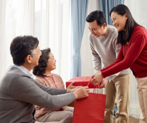 Bí mật sau món quà Tết nhờ chồng mua tặng bố mẹ vợ khiến người phụ nữ nghĩ đến việc ly hôn