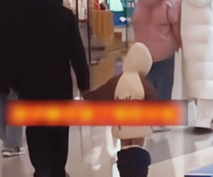 Cậu bé quần tụt xuống tận đầu gối được ông dắt đi khắp trung tâm thương mại, biết nguyên nhân ai cũng chỉ trích cha mẹ cậu vì một điều