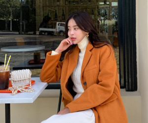 Tham khảo 10 cách diện áo blazer sáng màu để trẻ hóa phong cách