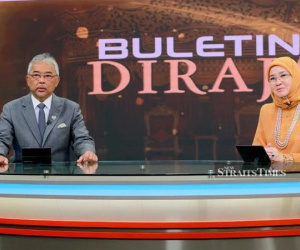 Vua và Hoàng hậu Malaysia cùng dẫn bản tin đặc biệt, người dân khen ngợi hết lời