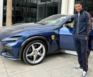 Ronaldo vung tiền tậu siêu xe trị giá 12 tỷ, mặc luôn đồ hiệu để 'flex' cùng