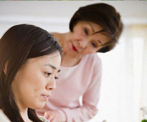Thấy con dâu mang bầu đến tối là lục sục ở trong phòng, mẹ chồng phát hiện sự thật bất ngờ