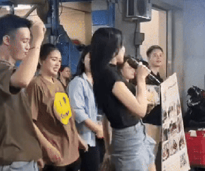 'Quẩy' cực sung trong quán bar, hot girl ngay lập tức được săn info