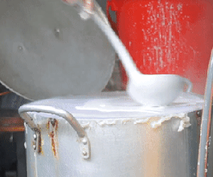 Bánh cuốn nóng hổi nhiều nhân, khách ngồi chật kín, cô chủ làm không ngơi tay
